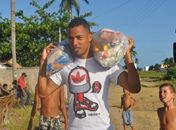 João Vitor com os alimentos arrecadados.