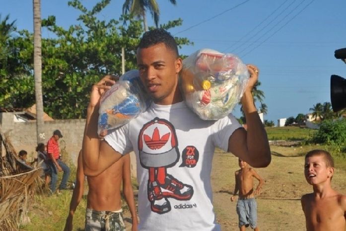 João Vitor com os alimentos arrecadados.