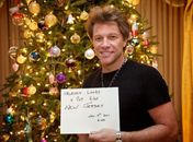 úsico Jon Bon Jovi em foto para desmentir boatos sobre sua morte 