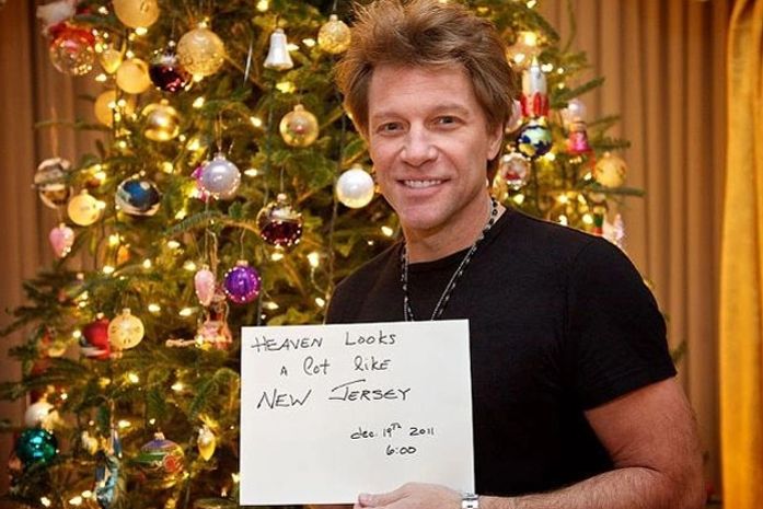 úsico Jon Bon Jovi em foto para desmentir boatos sobre sua morte 