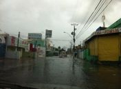 Madrugada de chuva forte deixa ruas alagadas e trânsito lento