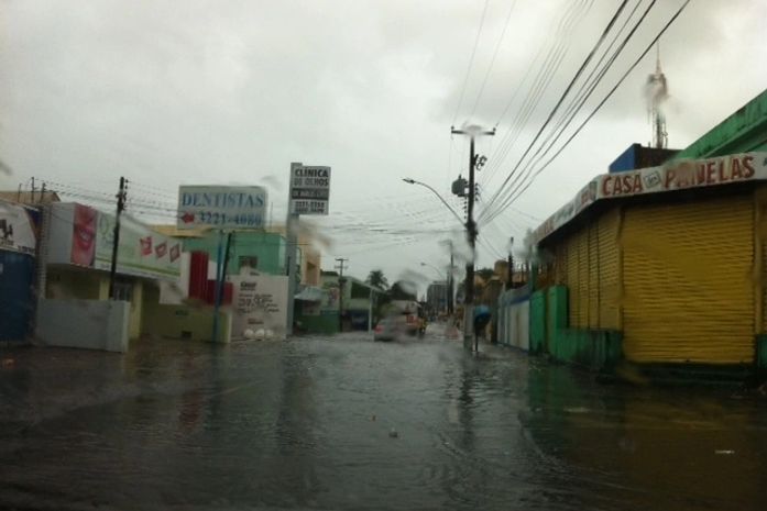 Madrugada de chuva forte deixa ruas alagadas e trânsito lento