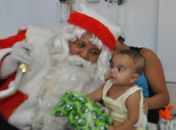 Papai Noel distribui presentes a crianças internadas no HGE
