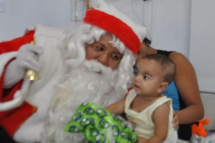 Papai Noel distribui presentes a crianças internadas no HGE