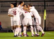 Milan bate o Cagliari por 2 a 0, assume a ponta e pressiona a Juventus