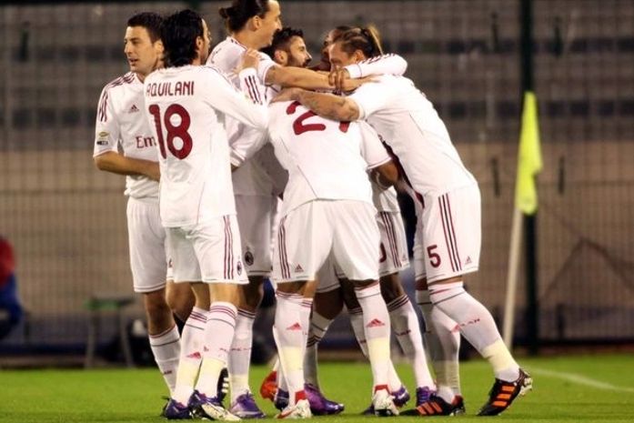 Milan bate o Cagliari por 2 a 0, assume a ponta e pressiona a Juventus