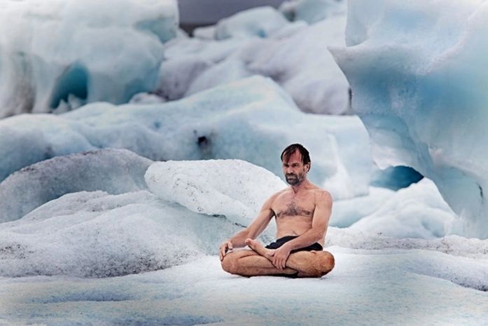 Usando apenas short, holandês Wim Hof faz ioga em paisagem gelada