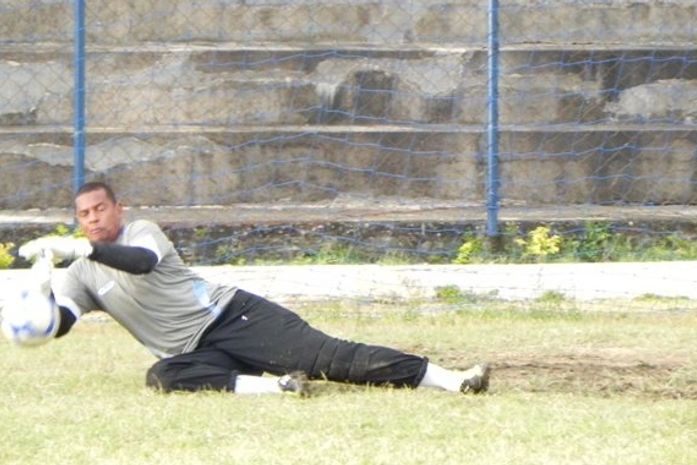 Goleiro Flávio trabalhando.