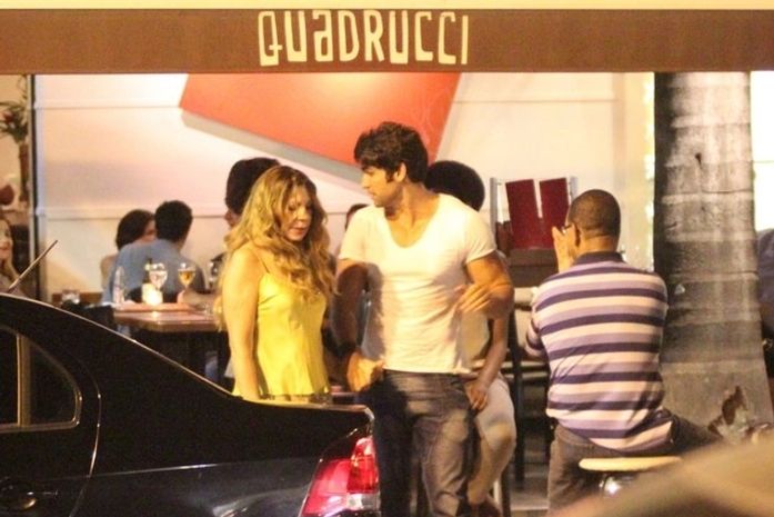 Elba Ramalho janta com suposto novo namorado no Rio