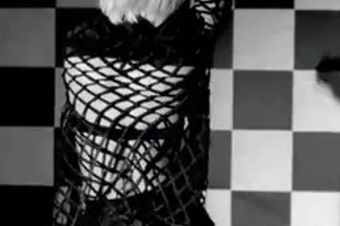 Rihanna deixa bumbum à mostra em novo clipe