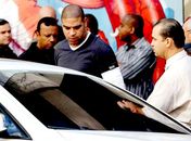 Delegado fará acareação entre Adriano e jovem atingida na mão por tiro