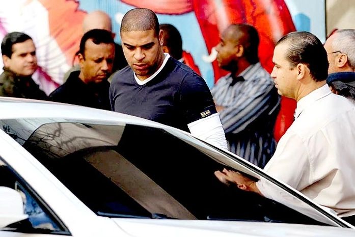 Delegado fará acareação entre Adriano e jovem atingida na mão por tiro