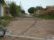 Caçamba derruba quatro postes e moradores ficam sem energia