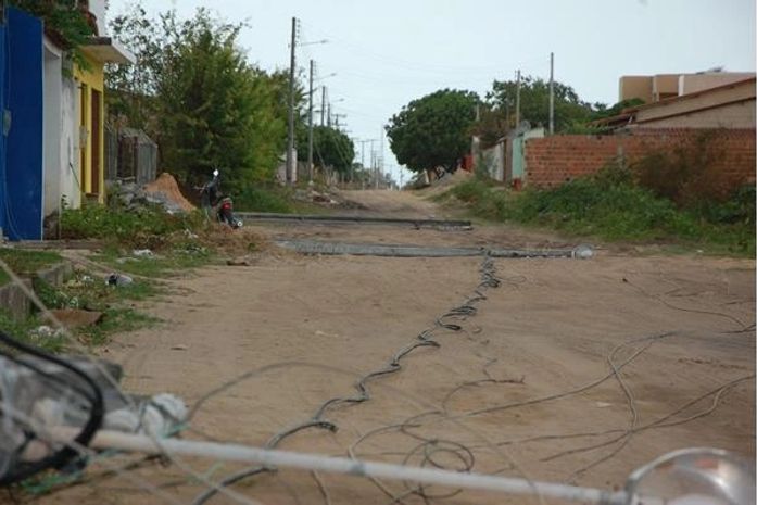 Caçamba derruba quatro postes e moradores ficam sem energia