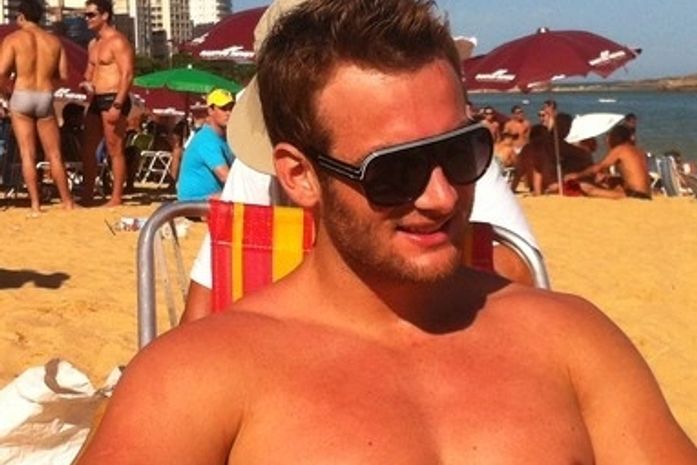 Ex-BBB Wesley volta para o Brasil e mostra corpão em praia do ES