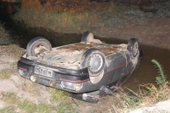Carro é achado capotado na estrada. Motorista não foi encontrado