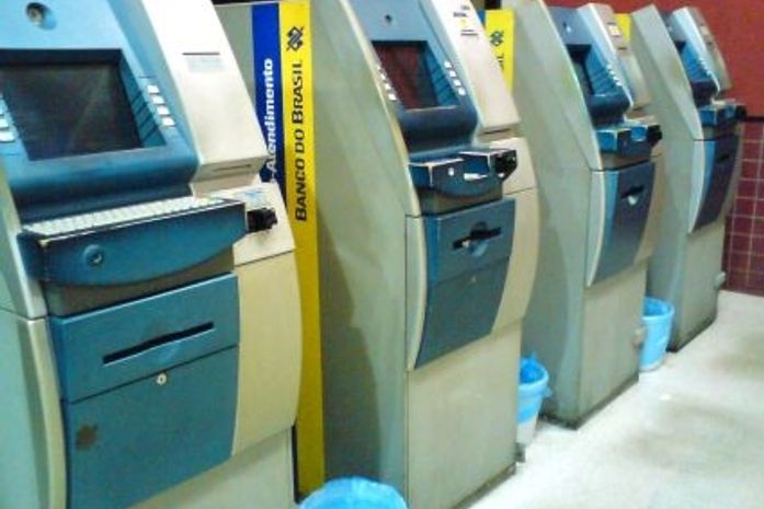 Assaltantes explodem cofre e caixa eletrônico em Piranhas