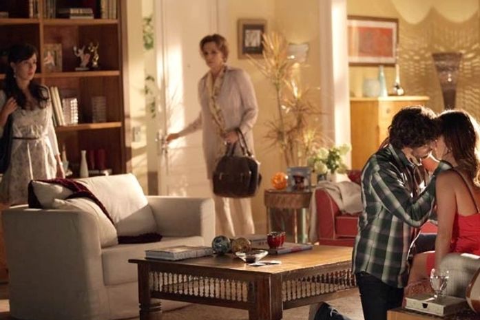 'Vida da Gente': Manu flagra Ana e Rodrigo aos beijos