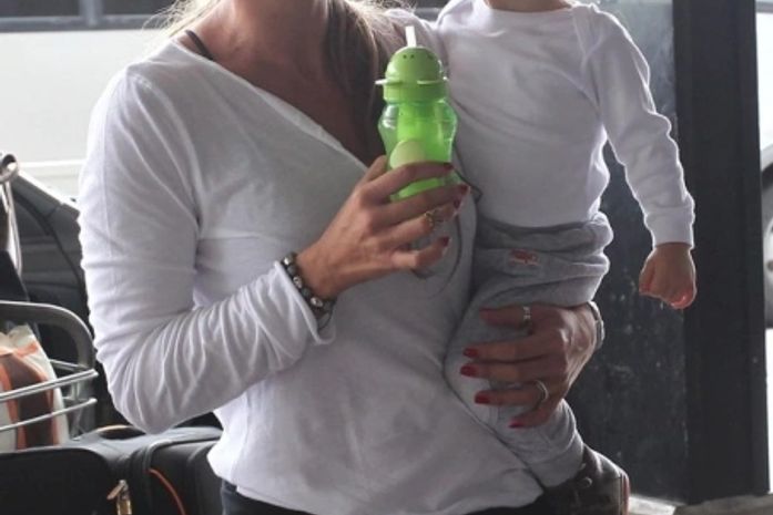 Adriane Galisteu embarca para Orlando com o filho,Vittorio