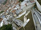 Cidade colombiana instala escadas rolantes em favela