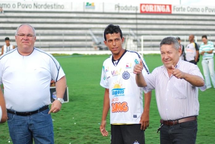 Com direito a festa da torcida, Didira é reapresentado no ASA