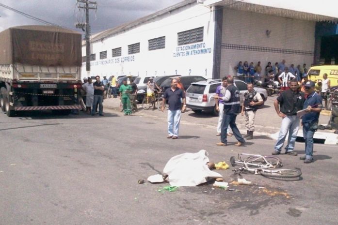 Ciclista morre atropelado por carreta no Tabuleiro