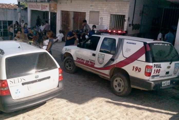 Policiais realizam o trabalho no local