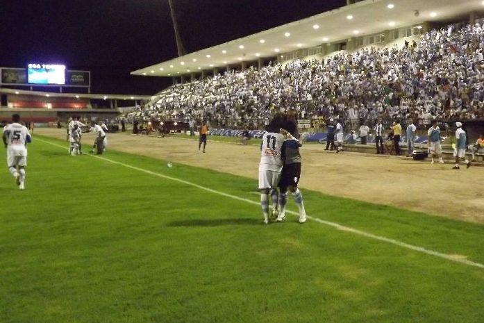 Festa no gol do CSA.