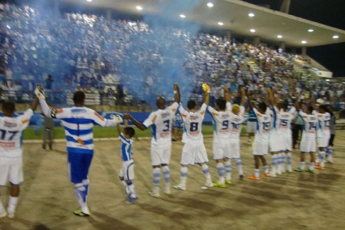 Time do CSA cumprimeinta a torcida.