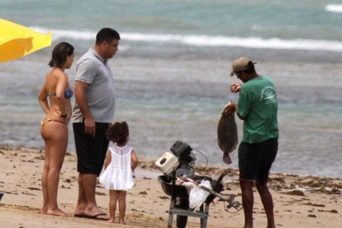 Com a família, Ronaldo curte praia na Bahia e compra peixes