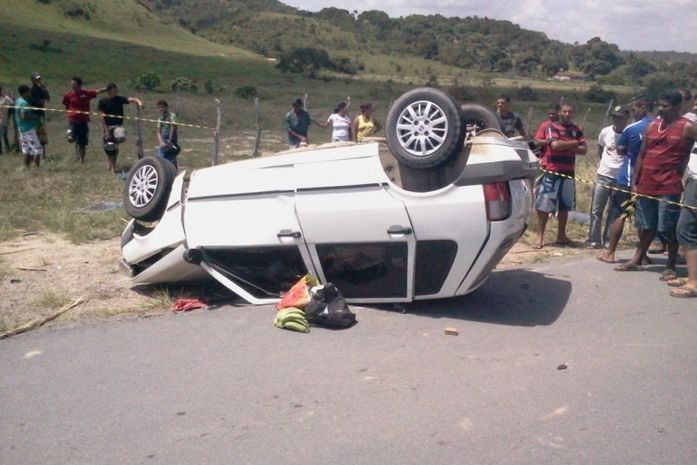 Uno tombou com impacto do acidente