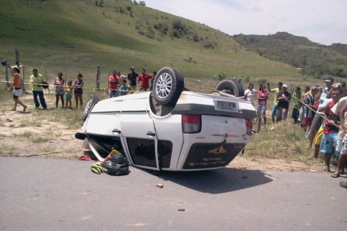 Uno tombou com impacto do acidente