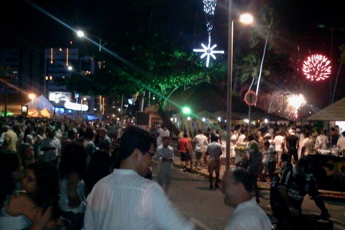 Maceioenses e turistas lotam a orla e dão boas vindas a 2012