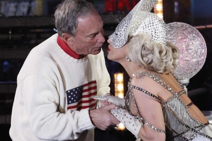 Lady Gaga beija prefeito em festa de Ano Novo na Time Square