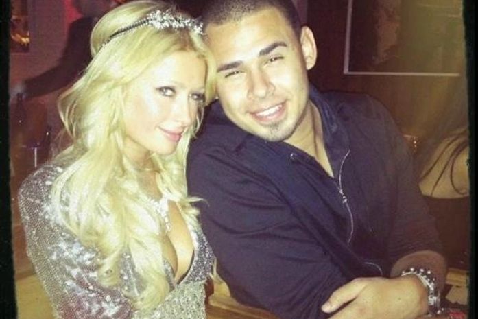 Paris Hilton passa réveillon com vestido decotado