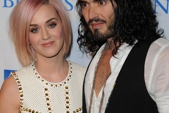 Katy Perry e Russell Brand em evento beneficente em Los Angeles, nos Estados Unidos