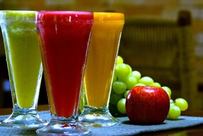 Para amenizar os efeitos do álcool: suco à base de à base de beterraba, cenoura, maçã, hortelã e gengibre.