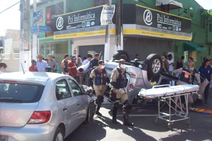 Bombeiros prestaram socorro às vítimas