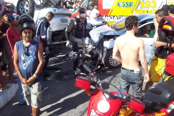 Acidente aconteceu na Avenida Amélia Rosa