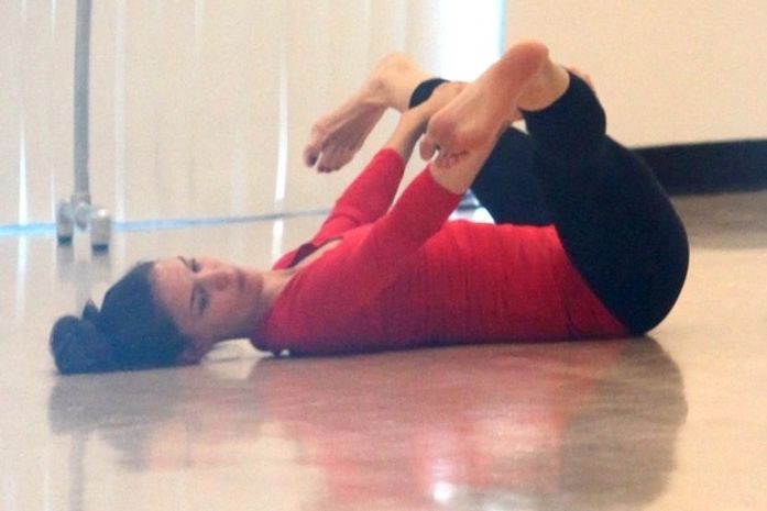 Observada por Cruise, Katie Holmes mostra elasticidade em aula de balé