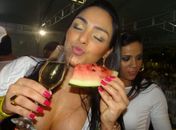 Mulher Melancia brinda chegada de 2012 com espumante e... melancia!