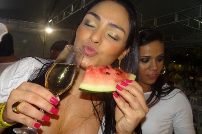 Mulher Melancia brinda chegada de 2012 com espumante e... melancia!