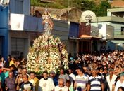 Milhares de fiéis participam de procissão em Mata Grande