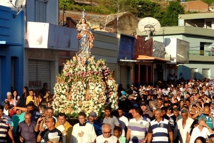 Milhares de fiéis participam de procissão em Mata Grande