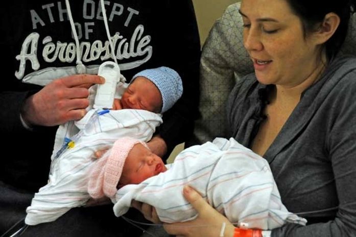 Bebês nascem com seis horas de diferença