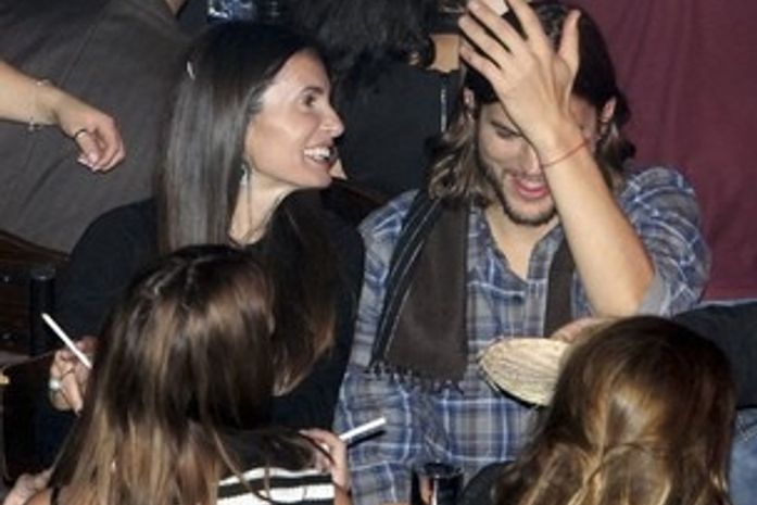 Ashton Kutcher com Lorene Scafaria, na Grécia