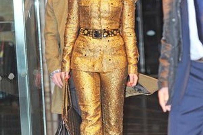Menos extravagante, Lady Gaga passa Réveillon de look dourado