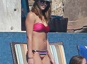 Meses após dar à luz, Jessica Alba exibe corpão em praia do México