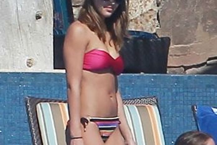 Meses após dar à luz, Jessica Alba exibe corpão em praia do México