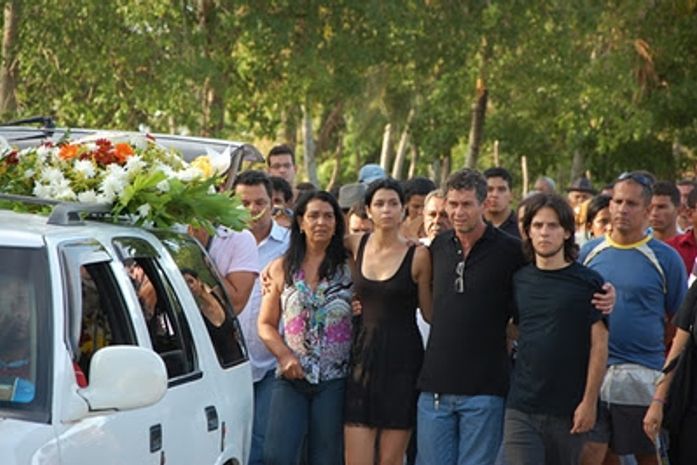 Dor e emoção marcam enterro de Eric Ferraz